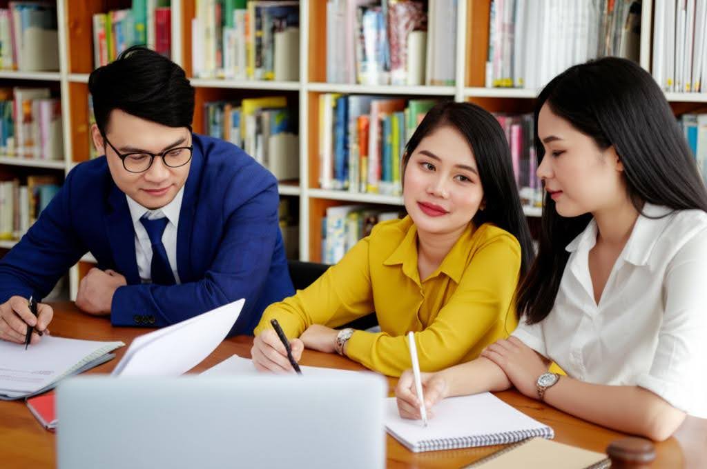 Cách Viết CV Ngành Luật: Mẫu & Hướng Dẫn Chi Tiết 2025